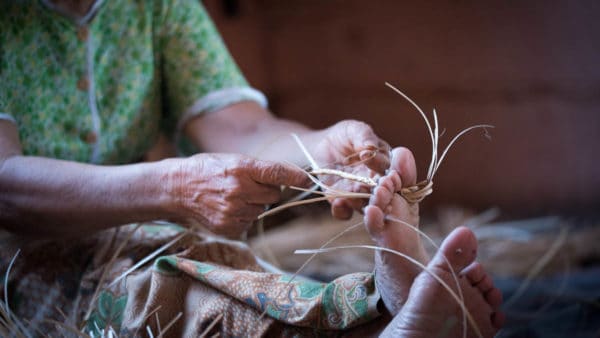 The plaited craft that holds a Dayak village together Stephanie Brookes visits the Dayak village of Bukit Rawi where she finds Mina Herta who shares her knowledge of rattan weaving that is so important for the Ot Danum tribe. 